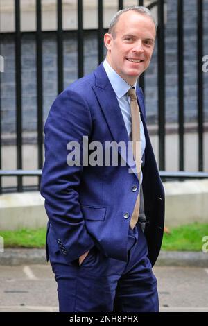 London, Großbritannien. 21. Februar 2023. Dominic Raab MP, Stellvertretender Premierminister, Lordkanzler, Staatssekretär für Justiz. Die Minister nehmen an der wöchentlichen Kabinettssitzung in der Downing Street Teil, inmitten der berichteten Spannungen und potenziellen oder drohenden Rücktritte infolge der laufenden Verhandlungen über das Nordirland-Protokoll sowie anderer inhaltlicher Punkte zwischen den verschiedenen Sektionen der Konservativen Partei. Kredit: Imageplotter/Alamy Live News Stockfoto