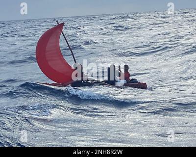 Kubanische Migranten an Bord eines rustikalen Schiffes in der Nähe des Alligator Reef Lighthouse, Florida, 27. Juli 2022. USA Küstenwache Cutter Charles Sextons Crew hat am 30. Juli 2022 83 Kubaner nach Kuba zurückgeschickt, nachdem mehrere Sperren vor den Florida Keys verhängt worden waren. (USA Küstenwache Foto) Stockfoto