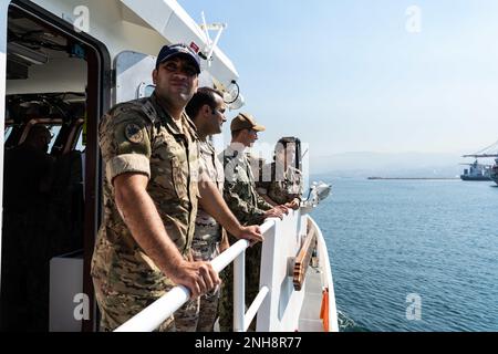 220727-A-KS490-1010 BEIRUT, Libanon (27. Juli 2022) Mitglieder der libanesischen Streitkräfte und der USA Küstenwachmänner blicken auf das Meer an Bord des Schnellschneiders USCGC John Scheuerman (WPC 1146) in Beirut, Lebaon, Juli 27. John Scheuerman ist einer der neuesten Ergänzungen einer Reihe von Schiffen der Küstenwache, die die US-5.-Flotte unterstützen. Stockfoto