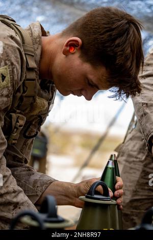 USA Clayton Cole, ein Kanonier der Feldartillerie mit Sierra Battery, 2. Bataillon, 10. Marines, bereitet während des integrierten Trainingssprengstoffs 4-22 im Marine Corps Air Ground Combat Center, Twentynine Palms, Kalifornien, am 27. Juli 2022 eine M1122 High Explosive-Runde vor. Marines von 10. Marines verstärken das 3. Bataillon und das 14. Marineregiment, da die aktiven und Reserve-Komponenten weiterhin integriert werden, um die Einsatzfähigkeit der Truppe zu erhöhen. Stockfoto