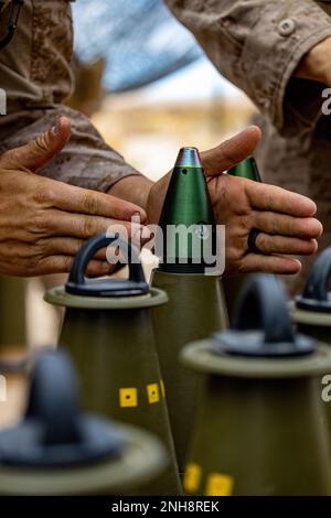 USA Clayton Cole, ein Kanonier der Feldartillerie mit Sierra Battery, 2. Bataillon, 10. Marines, bereitet während des integrierten Trainingssprengstoffs 4-22 im Marine Corps Air Ground Combat Center, Twentynine Palms, Kalifornien, am 27. Juli 2022 eine M1122 High Explosive-Runde vor. Marines von 10. Marines verstärken das 3. Bataillon und das 14. Marineregiment, da die aktiven und Reserve-Komponenten weiterhin integriert werden, um die Einsatzfähigkeit der Truppe zu erhöhen. Stockfoto