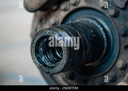 Reparatur der Bremsscheiben von Kraftfahrzeugen. Nabe und Bremsscheiben mit Belägen in der Nahanalyse. Dringende Reparatur im PKW-Service. Detail Unterwagen. Hintergrund... Stockfoto