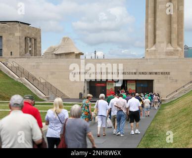 4. Veteranen der Infanterieabteilung, die an der Nationalversammlung 2022 teilnahmen, betreten das National World war 1 (WWI) Museum and Memorial während einer Tour durch Kansas City, Missouri, am 27. Juli 2022. Das National 4. Inf. (IVY) Div Die Vereinigung hat die Veteranen, Soldaten und Freunde des 4. Inf unterstützt. Div Seit 1919. Stockfoto