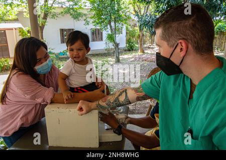 PUERTO PRINCESA, Philippinen (27. Juli 2022) – Hospital Corpsman 2. Class Dalton Daniel aus Atlanta, rechts, beobachtet einen Klumpfuß-Casting im Dr. Jose Antonio Sokrates Rehabilitation Center zur Unterstützung der Pacific Partnership 2022. Die Pazifikpartnerschaft ist die größte multinationale Mission zur Vorbereitung auf humanitäre Hilfe und Katastrophenhilfe, die jährlich im Indo-Pazifik durchgeführt wird. Sie ist seit 17. Jahren Teil der Partnerschaft. Stockfoto