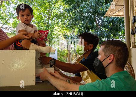 PUERTO PRINCESA, Philippinen (27. Juli 2022) – Hospital Corpsman 2. Klasse Dalton Daniel aus Atlanta, rechts, unterstützt eine philippinische medizinische Assistentin bei einem Knüppelfuß-Gipsantrag im Dr. Jose Antonio Socrates Rehabilitation Center zur Unterstützung der Pacific Partnership 2022. Die Pazifikpartnerschaft ist die größte multinationale Mission zur Vorbereitung auf humanitäre Hilfe und Katastrophenhilfe, die jährlich im Indo-Pazifik durchgeführt wird. Sie ist seit 17. Jahren Teil der Partnerschaft. Stockfoto