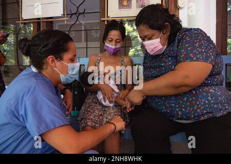 PUERTO PRINCESA, Philippinen (27. Juli 2022) – Leutnant Elizabeth Nevarez aus San Diego, links, hilft bei einer Säuglingsuntersuchung, die von einer medizinischen Assistentin aus Fillipina während einer Klumpfuß-Klinik im Dr. Jose Antonio Sokrates Rehabilitation Center zur Unterstützung der Pacific Partnership 2022 durchgeführt wird. Die Pazifikpartnerschaft ist die größte multinationale Mission zur Vorbereitung auf humanitäre Hilfe und Katastrophenhilfe, die jährlich im Indo-Pazifik durchgeführt wird. Sie ist seit 17. Jahren Teil der Partnerschaft. Stockfoto