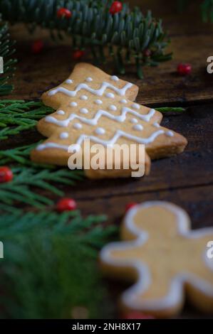 Foto von Weihnachtsmotiven, bestehend aus Teesüßen in Tierform und auf rustikalem Holzhintergrund Stockfoto