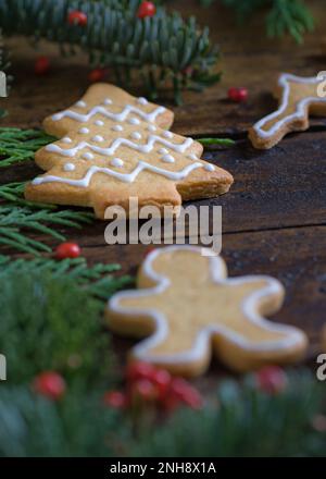 Foto von Weihnachtsmotiven, bestehend aus Teesüßen in Tierform und auf rustikalem Holzhintergrund Stockfoto