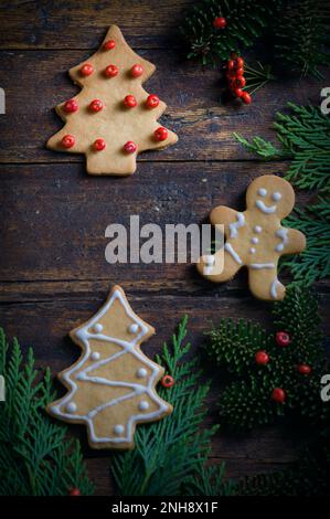 Foto von Weihnachtsmotiven, bestehend aus Teesüßen in Tierform und auf rustikalem Holzhintergrund Stockfoto