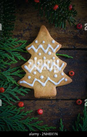 Foto von Weihnachtsmotiven, bestehend aus Teesüßen in Tierform und auf rustikalem Holzhintergrund Stockfoto