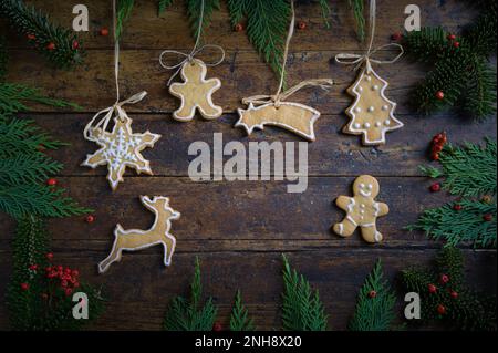 Foto von Weihnachtsmotiven, bestehend aus Teesüßen in Tierform und auf rustikalem Holzhintergrund Stockfoto