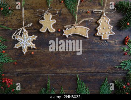 Foto von Weihnachtsmotiven, bestehend aus Teesüßen in Tierform und auf rustikalem Holzhintergrund Stockfoto