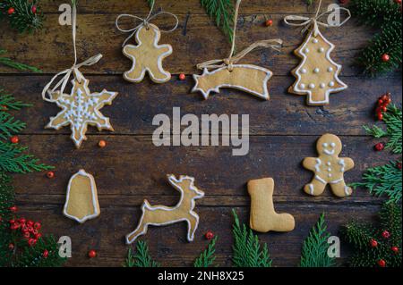 Foto von Weihnachtsmotiven, bestehend aus Teesüßen in Tierform und auf rustikalem Holzhintergrund Stockfoto