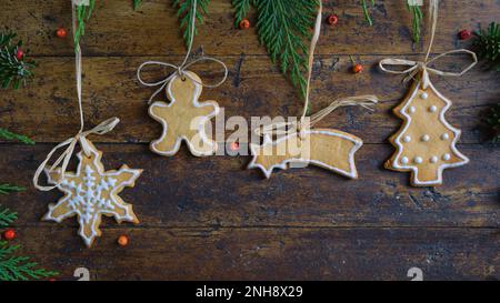 Foto von Weihnachtsmotiven, bestehend aus Teesüßen in Tierform und auf rustikalem Holzhintergrund Stockfoto