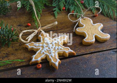 Foto von Weihnachtsmotiven, bestehend aus Teesüßen in Tierform und auf rustikalem Holzhintergrund Stockfoto