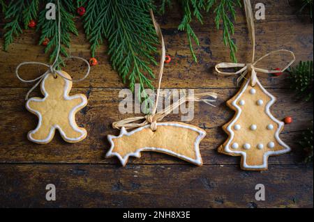 Foto von Weihnachtsmotiven, bestehend aus Teesüßen in Tierform und auf rustikalem Holzhintergrund Stockfoto