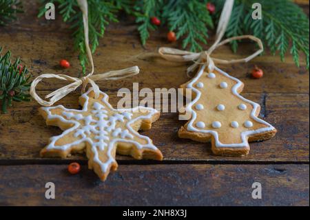Foto von Weihnachtsmotiven, bestehend aus Teesüßen in Tierform und auf rustikalem Holzhintergrund Stockfoto