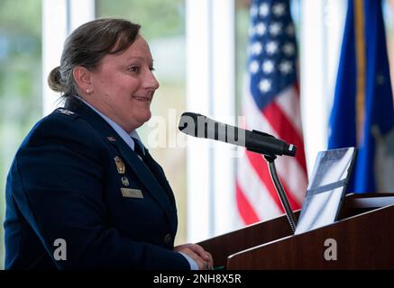 Oberst Tassika Davis spricht vor dem Publikum, nachdem er während der Zeremonie zur Änderung des Befehls im Juli 27 am Luftwaffenstützpunkt Eglin, Florida, das Kommando der 96. Missionsunterstützungsgruppe übernommen hat. Davis übernahm während der Zeremonie die Zügel von Oberst Kenneth Black. (USA Air Force Photo/Samuel King Jr.) Stockfoto