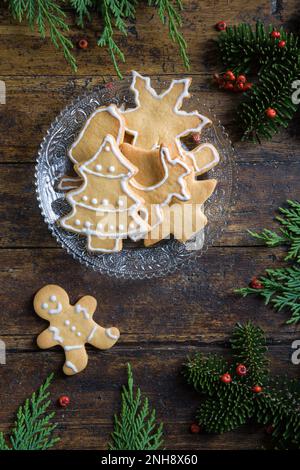 Foto von Weihnachtsmotiven, bestehend aus Teesüßen in Tierform und auf rustikalem Holzhintergrund Stockfoto