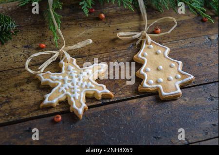 Foto von Weihnachtsmotiven, bestehend aus Teesüßen in Tierform und auf rustikalem Holzhintergrund Stockfoto