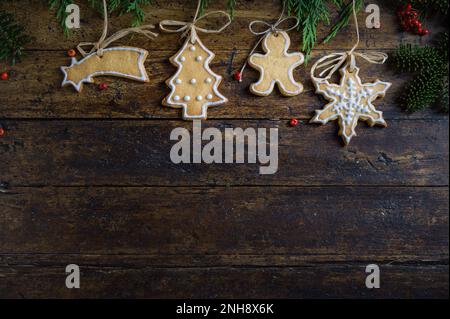 Foto von Weihnachtsmotiven, bestehend aus Teesüßen in Tierform und auf rustikalem Holzhintergrund Stockfoto