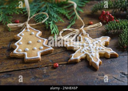 Foto von Weihnachtsmotiven, bestehend aus Teesüßen in Tierform und auf rustikalem Holzhintergrund Stockfoto