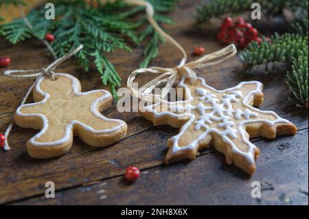 Foto von Weihnachtsmotiven, bestehend aus Teesüßen in Tierform und auf rustikalem Holzhintergrund Stockfoto