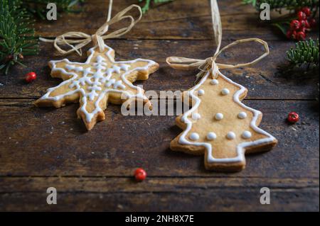 Foto von Weihnachtsmotiven, bestehend aus Teesüßen in Tierform und auf rustikalem Holzhintergrund Stockfoto