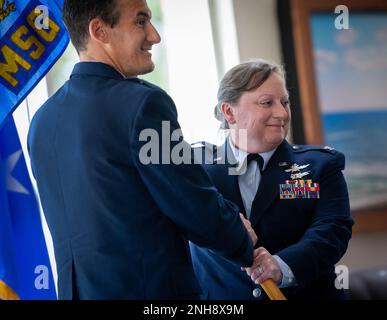 Oberstleutnant Tassika Davis lächelt für ein Foto, während sie das Kommando über die 96. Mission Support Group während der Zeremonie zum Kommandowechsel am 27. Juli am Luftwaffenstützpunkt Eglin, Florida, übernimmt. Davis übernahm während der Zeremonie die Zügel von Oberst Kenneth Black. (USA Air Force Photo/Samuel King Jr.) Stockfoto