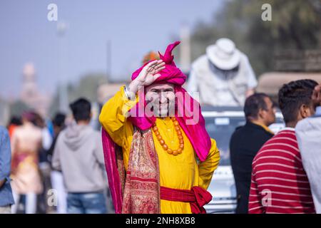 Kamelfestival, Porträt eines jungen Ausländers mit farbenfrohem traditionellem rajasthani-Kleid und Turban während der Teilnahme am Kamelfestival. Stockfoto