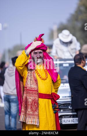 Kamelfestival, Porträt eines jungen Ausländers mit farbenfrohem traditionellem rajasthani-Kleid und Turban während der Teilnahme am Kamelfestival. Stockfoto