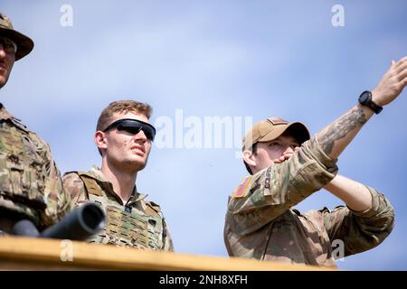 USA Army Sgt. Spencer Fayles, Center, ein Kampfmediziner der 144. Area Support Medical Company, repräsentiert die Utah National Guard im All Guard National Best Warrior Competition, erhält Anweisungen von Mitarbeitern vor einem Live-Feuer Stress Shooting in Tullahoma, Tennessee, 26. Juli 2022. Vierzehn der besten Soldaten der Nationalgarde und nicht kommissionierte Offiziere nehmen an einem intensiven, sechstägigen Wettkampf in ganz Tennessee Teil, um zu bestimmen, wer zum Besten der Nationalgarde der Army ernannt wird. Stockfoto