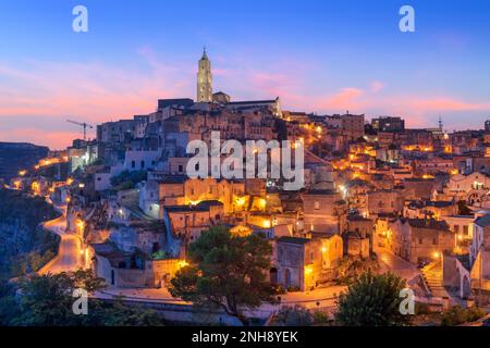 Matera, Italien, alte Stadt auf einem Hügel in der Region Basilikata bei Sonnenaufgang. Stockfoto