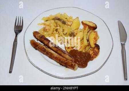 Currywurst mit Pommes Frites und Paprika-Salat Stockfoto