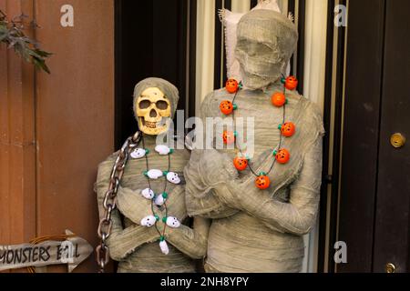 Die jährlichen Halloween-Dekorationen sind im Upper East Side Manhattan auf der 2022 dekoriert. Stockfoto