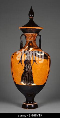 Dachboden Panathenaic Amphora mit Deckel; wird dem Maler Marsyas (Griechisch (Dachboden), aktiv 370 - 330 v. Chr.) zugeschrieben; 340-339 v. Chr.; Terrakotta. Das Panathenaia, ein staatliches religiöses Festival, ehrt Athena, die Schutzgöttin von Athen. Das Festival findet alle vier Jahre statt und umfasste Sport-, Musik- und andere Wettbewerbe. Amphoren, gefüllt mit Öl aus Oliven der heiligen Bäume von Athena, wurden bei den Panathinaik-Spielen als Preise vergeben. Das hier stellt Athena dar. Stockfoto