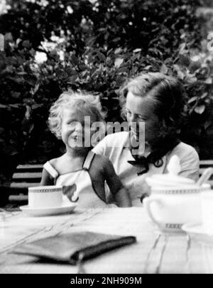 Maria Goeppert-Mayer (1906-1972) mit Tochter Marianne, Sommer 1935. Mayer war ein in Deutschland geborener amerikanischer Theoretischer Physiker und Nobelpreisträger in Physik, der das nukleare Shell-Modell des Atomkerns vorschlug. Sie war die zweite Frau, die nach Marie Curie den Nobelpreis für Physik gewann. Stockfoto