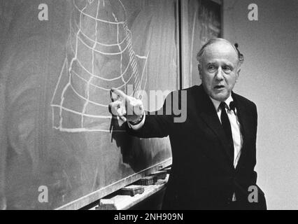 John Wheeler (1911-2008), amerikanischer theoretischer Physiker, Vortrag über „Beyond the End of Time“ an der University of Missouri in Rolla, 16. November 1981. Stockfoto