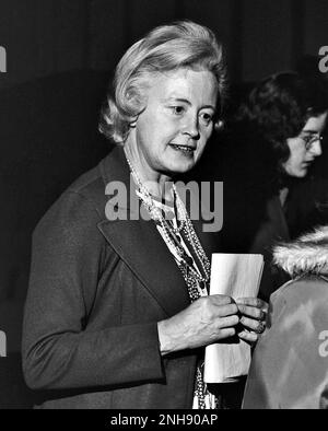 Margaret Burbidge bei einer Gastvorlesung im Mount Holyoke College Department of Physics im Frühjahr 1974. Eleanor Margaret Burbidge (1919-2020) war eine britisch-amerikanische Observationsastronomin und Astrophysikerin. Sie war eine der Gründer der stellaren Nukleosynthese, arbeitete an Galaxie-Rotationskurven und Quasaren und half dabei, den schwachen Objekt-Spektrograph auf dem Hubble-Weltraumteleskop zu entwickeln. Stockfoto