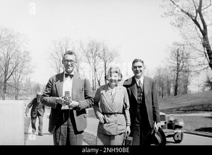 Von links nach rechts: Joseph Mayer, Maria Goeppert-Mayer und Karl Herzfeld in Washington, D.C., für das Treffen der American Physical Society (APS), vor der National Academy of Sciences (NAS). Stockfoto