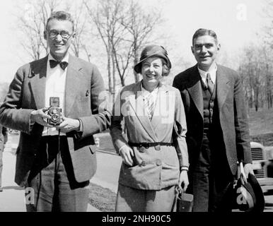 Von links nach rechts: Joseph Mayer, Maria Goeppert-Mayer und Karl Herzfeld in Washington, D.C., für das Treffen der American Physical Society (APS), vor der National Academy of Sciences (NAS). Stockfoto