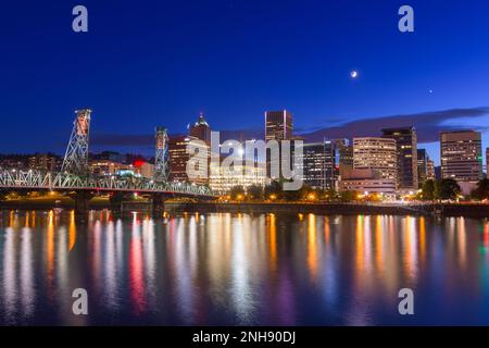 Die Skyline von Portland, Oregon, USA bei Nacht am Willamette River. Stockfoto