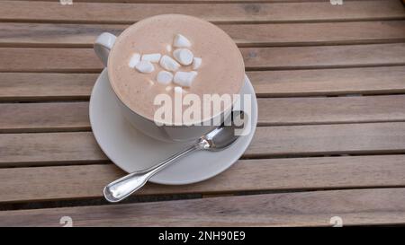 Heißes Kakaogetränk mit Marshmallows in einem weißen Becher Stockfoto