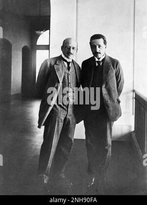 Chemiker Fritz Haber und Physiker Albert Einstein, ca. 1914. Stockfoto