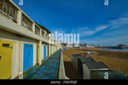 Umkleidekabinen am Viking Bay Beach, Broadstairs, Kent im Winter Stockfoto