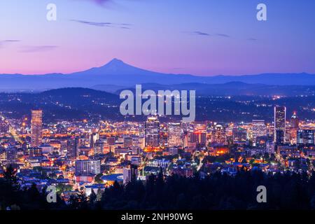 Die Skyline von Portland, Oregon, USA im Morgengrauen mit Mt. Hood in der Ferne bei Sonnenaufgang. Stockfoto