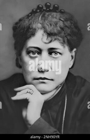 „Al-Shabaab“ — „Al-Shabaab“ — „Al-Shabaab“ Madame Blavatsky (1831-1891) war eine russische Schriftstellerin, die 1875 die Theosophische Gesellschaft mitgründete. Sie gewann eine internationale Follower als führende Theoretikerin. Theosophie ist eine esoterische Bewegung, die ihre Lehren aus Blavatskys Schriften und aus esoterischer Literatur zieht, die durch Neoplatonismus, Hinduismus und Buddhismus beeinflusst wird. Zu den prominenten Personen, die an der Bewegung beteiligt waren, zählten Thomas Edison, Alfred Russel Wallace, William Crookes, Hilma af Klint, Wassily Kandinsky, Piet Mondrian und William Butler Yeats, um nur einige zu nennen. Stockfoto