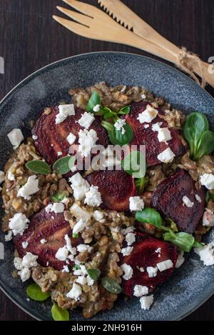 Linsensalat mit Rote-Beete-Wurzel und Fetakäse Stockfoto