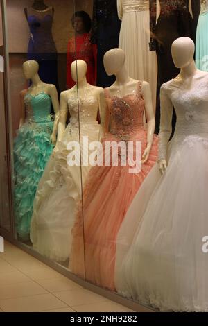 Türkische Hochzeitskleider in einem Geschäft in Istanbul Stockfoto