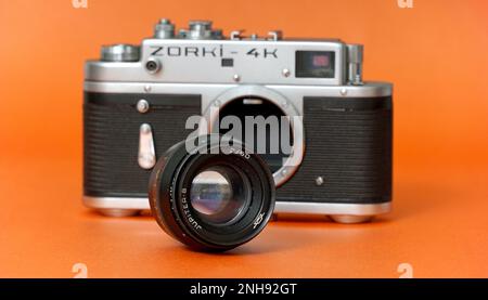 RESEN, MAZEDONIEN. 20. FEBRUAR 2023-Vintage-Objektiv auf orangefarbenem Hintergrund. Zorki-4K ist eine 1970er-Kamera aus der Sowjetära mit 35mm-mm-Entfernungsmesser. Stockfoto